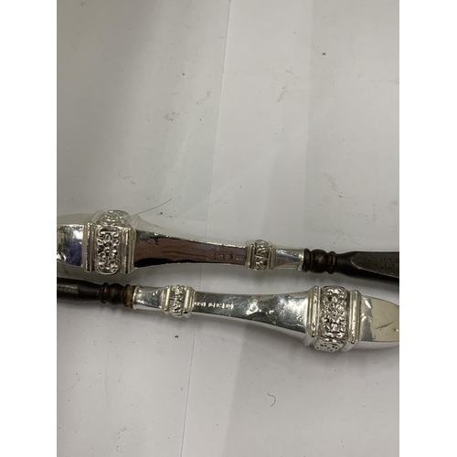 70 - TWO HALLMARKED BIRMINGHAM SILVER HANDLED ITEMS TO INCLUDE A BUTTON HOOK AND SHOE HORN