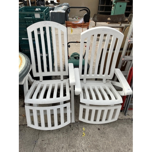 1852 - TWO PLASTIC FOLDING GARDEN CHAIRS AND A PLASTIC GARDEN TABLE