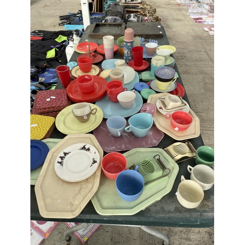 1868 - AN ASSORTMENT OF RETRO BAKELITE STYLE KITCHEN ITEMS