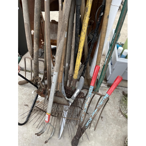 1882 - AN ASSORTMENT OF GARDEN TOOLS TO INCLUDE FORKS, RAKES AND SHEARS ETC