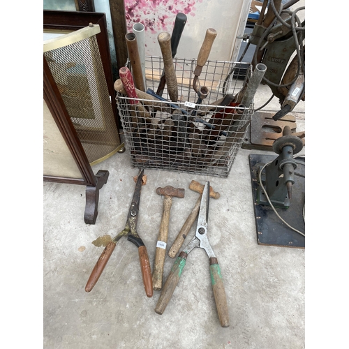 1898 - AN ASSORTMENT OF TOOLS TO INCLUDE BILL HOOKS, SHEARS AND WHEEL BRACES ETC