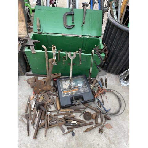 1901 - A WOODEN TOOL CHEST WITH AN ASSORTMENT OF TOOLS TO INCLUDE G CLAMPS, AXES AND CHISELS ETC