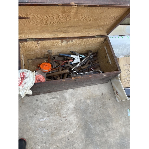 1919 - A LARGE WOODEN TOOL CHEST WITH AN ASSORTMENT OF TOOLS TO INCLUDE SPANNERS AND STILSENS ETC