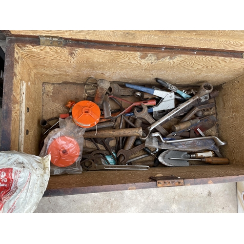 1919 - A LARGE WOODEN TOOL CHEST WITH AN ASSORTMENT OF TOOLS TO INCLUDE SPANNERS AND STILSENS ETC