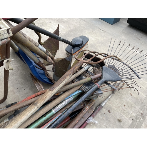 1923 - AN ASSORTMENT OF GARDEN TOOLS TO INCLUDE A WHEEL BARROW, RAKES AND FORKS ETC