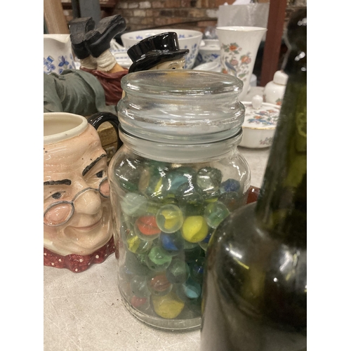 1060 - A MIXED LOT TO INCLUDE VINTAGE GREEN BOTTLES, BEER MATS, TOBY JUGS, MARBLES, ETC