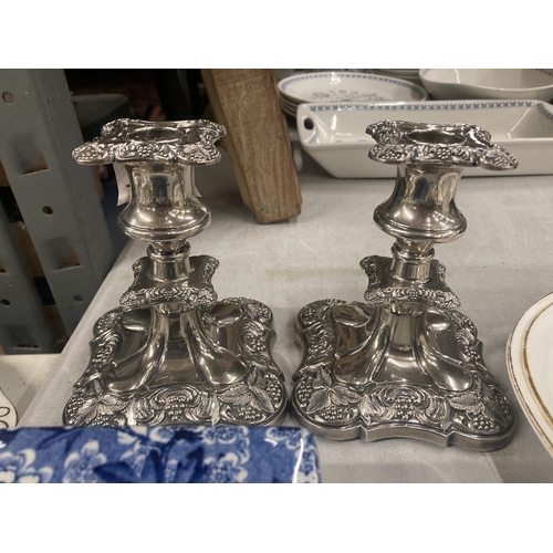 1065 - A QUANTITY OF CERAMICS TO INCLUDE WEDGWOOD AND A PAIR OF SILVER PLATED CANDLESTICKS