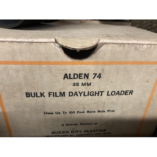 1069 - A QUANTITY OF VINTAGE PHOTOGRAPHIC ITEMS TO INCLUD EA BULK FILM DAYLIGHT LOADER, PHOTO TINTS ETC