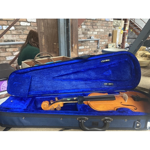 1073 - A STENTOR STUDENT 1/4 VIOLIN IN A CASE