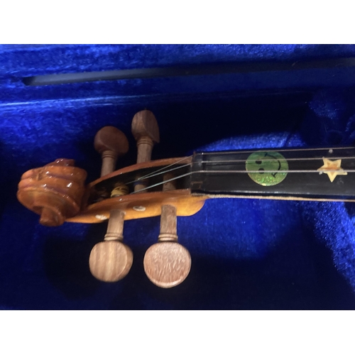 1073 - A STENTOR STUDENT 1/4 VIOLIN IN A CASE