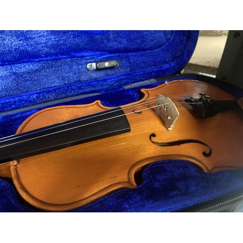 1073 - A STENTOR STUDENT 1/4 VIOLIN IN A CASE