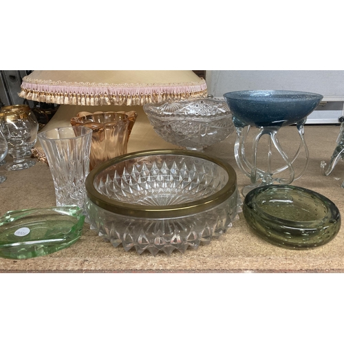 1076 - A QUANTITY OF GLASSWARE TO INCLUDE BOWLS, VASES ETC