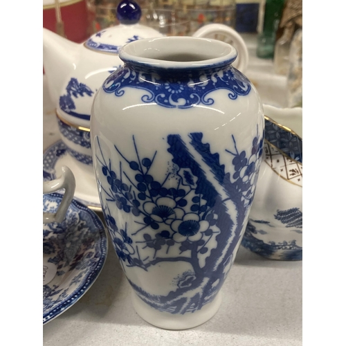 1089 - VARIOUS ITEMS OF BLUE AND WHITE WARE TO INCLUDE A TEAPOT, JUG, VASE ETC