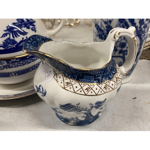 1089 - VARIOUS ITEMS OF BLUE AND WHITE WARE TO INCLUDE A TEAPOT, JUG, VASE ETC