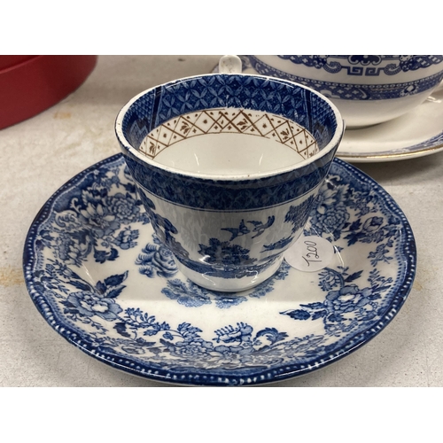 1089 - VARIOUS ITEMS OF BLUE AND WHITE WARE TO INCLUDE A TEAPOT, JUG, VASE ETC