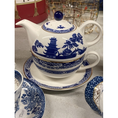 1089 - VARIOUS ITEMS OF BLUE AND WHITE WARE TO INCLUDE A TEAPOT, JUG, VASE ETC