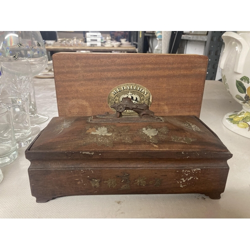 1109 - TWO BOXES TO INCLUDE A DECORATIVE ORIENTAL STYLE WITH HANDLE AND A HAVANA CIGAR