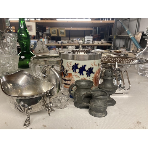 1111 - VARIOUS SILVER PLATED AND CERAMIC ITEMS TO INCLUDE A GRAVY BOAT, BISCUIT BARREL, BOWL, FOOTED DISH E... 