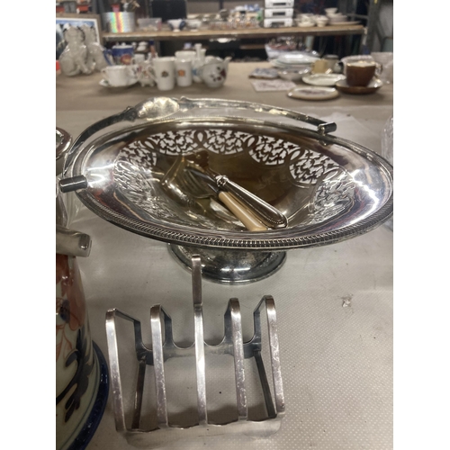 1111 - VARIOUS SILVER PLATED AND CERAMIC ITEMS TO INCLUDE A GRAVY BOAT, BISCUIT BARREL, BOWL, FOOTED DISH E... 