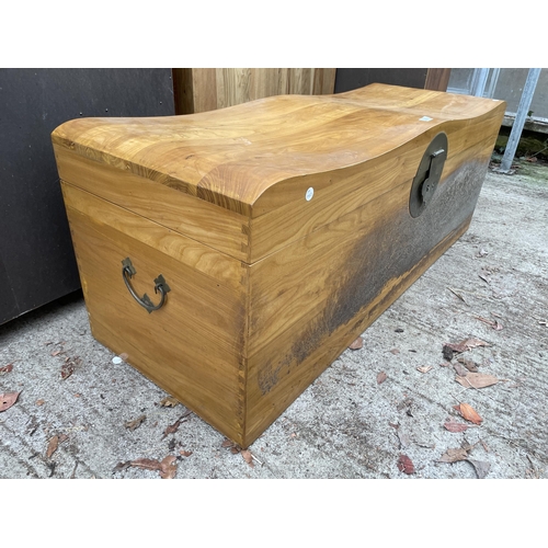 3139 - A 20TH CENTURY HARDWOOD BLANKET CHEST WITH BRASS CATCH -