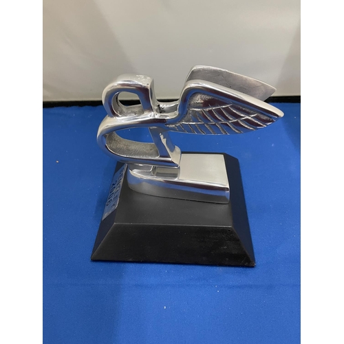 156A - A CHROME BENTLEY 'B' ON WOODEN BASE, HEIGHT 10CM