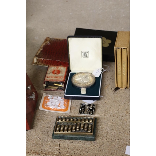 1256 - A MIXED LOT TO INCLUDE A MMINIATURE ABACUS, PEN NIBS, A VINTAGE MARY QUANT EYESHADOW PALETTE, 25TH A... 