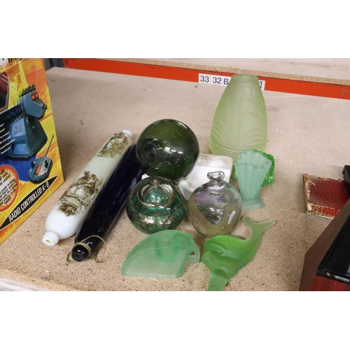 1258 - A QUANTITY OF VINTAGE GLASS TO INLCUDE TWO ROLLING PINS, GREEN GLASS VASES, ETC