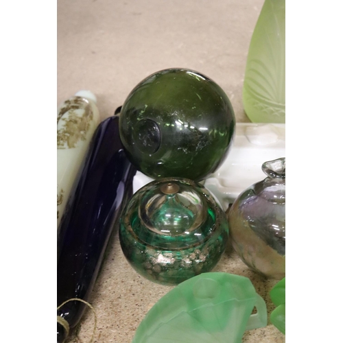 1258 - A QUANTITY OF VINTAGE GLASS TO INLCUDE TWO ROLLING PINS, GREEN GLASS VASES, ETC