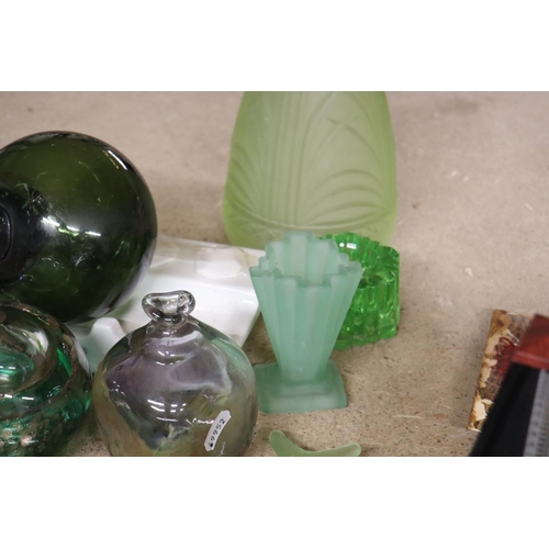 1258 - A QUANTITY OF VINTAGE GLASS TO INLCUDE TWO ROLLING PINS, GREEN GLASS VASES, ETC