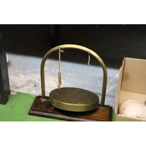 1260 - A MIXED LOT TO INCLUDE A BRASS GONG ON A WOODEN BASE WITH STRIKER, A/F, A FRAMED TAPESTRY, SEA SHELL... 