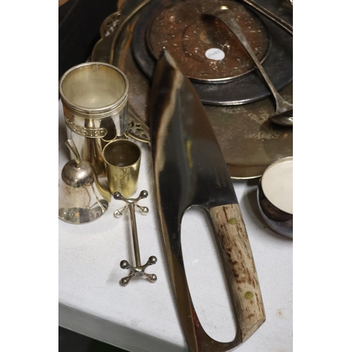 1267 - A LARGE QUANTITY OF SILVER PLATED ITEMS TO INCLUDE TRAYS, GOBLETS, A BOXED SET OF SPOONS, LADELS, A ... 