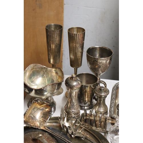 1267 - A LARGE QUANTITY OF SILVER PLATED ITEMS TO INCLUDE TRAYS, GOBLETS, A BOXED SET OF SPOONS, LADELS, A ... 