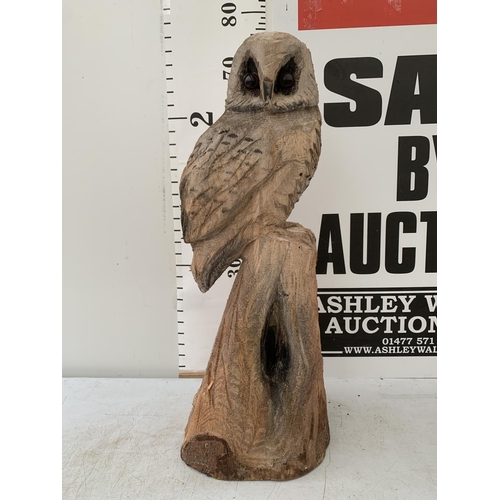 117 - A WOODEN CARVED SCULPTURE OF OWL SAT ON LOG PEDESTAL APPROX 75CM IN HEIGHT NO VAT