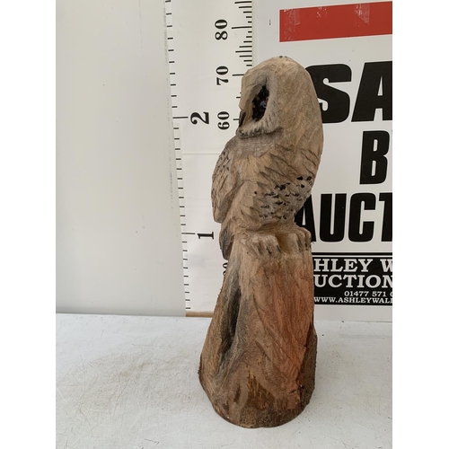 117 - A WOODEN CARVED SCULPTURE OF OWL SAT ON LOG PEDESTAL APPROX 75CM IN HEIGHT NO VAT