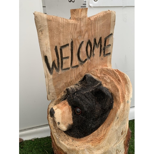 120 - A WOODEN BEAR SCULPTURE WITH WELCOME SIGN IN TREE TRUNK APPROX 80CM IN HEIGHT NO VAT