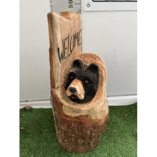 120 - A WOODEN BEAR SCULPTURE WITH WELCOME SIGN IN TREE TRUNK APPROX 80CM IN HEIGHT NO VAT