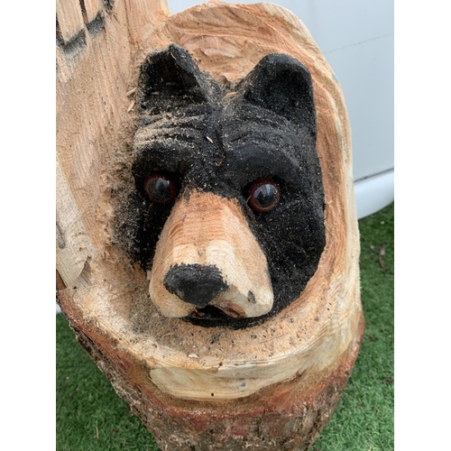 120 - A WOODEN BEAR SCULPTURE WITH WELCOME SIGN IN TREE TRUNK APPROX 80CM IN HEIGHT NO VAT