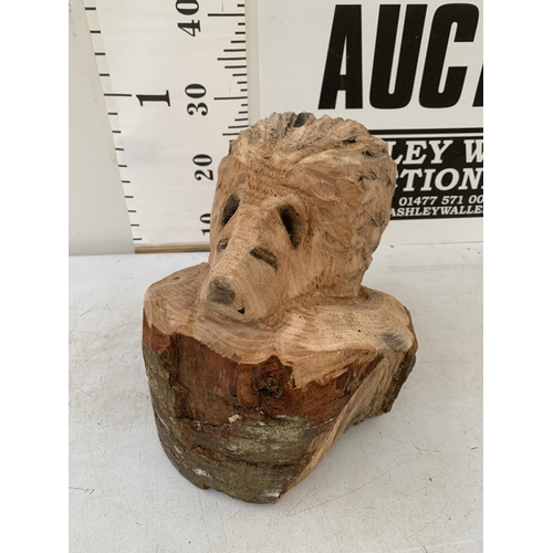 121 - A WOODEN HEDGEHOG SCULPTURE SITTING ON TREE TRUNK APPROX 40CM IN HEIGHT NO VAT