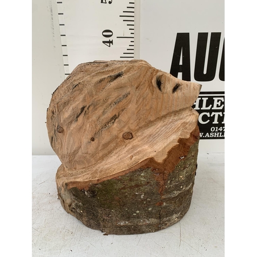 121 - A WOODEN HEDGEHOG SCULPTURE SITTING ON TREE TRUNK APPROX 40CM IN HEIGHT NO VAT