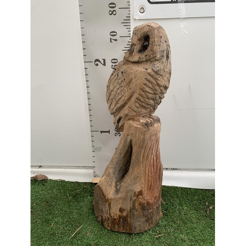 122 - A WOODEN OWL SCULPTURE SAT ON TREE TRUNK APPROX 80CM IN HEIGHT NO VAT