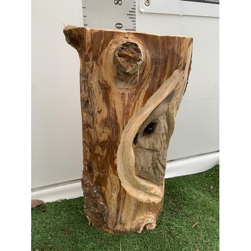 123 - A WOODEN OWL SCULPTURE PEEPING OUT OF ITS NEST IN TREE TRUNK APPROX 75CM IN HEIGHT PLUS VAT