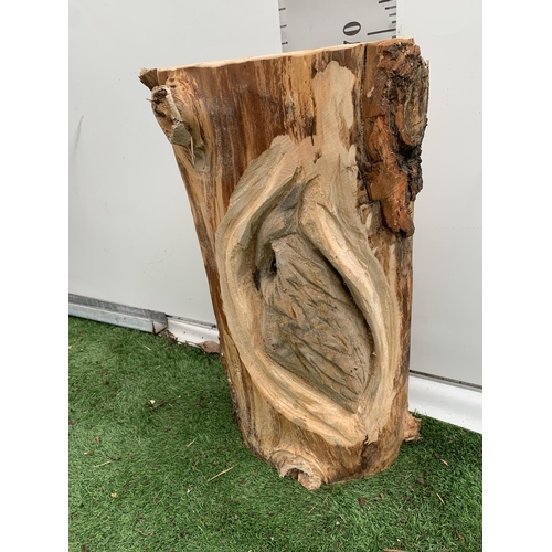 123 - A WOODEN OWL SCULPTURE PEEPING OUT OF ITS NEST IN TREE TRUNK APPROX 75CM IN HEIGHT PLUS VAT