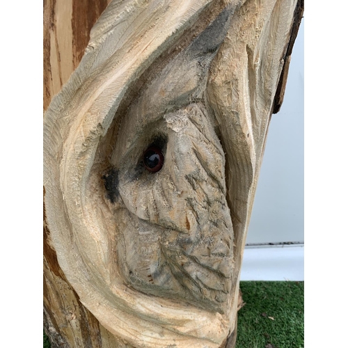 123 - A WOODEN OWL SCULPTURE PEEPING OUT OF ITS NEST IN TREE TRUNK APPROX 75CM IN HEIGHT PLUS VAT