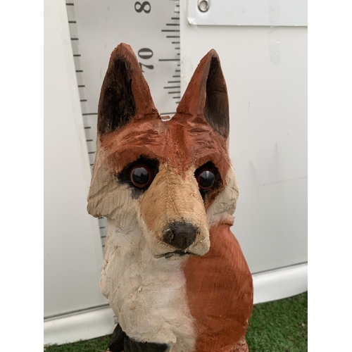 124 - A WOODEN SCULPTURE OF A FOX ON TREE TRUNK PEDESTAL APPROX 80CM IN HEIGHT NO VAT