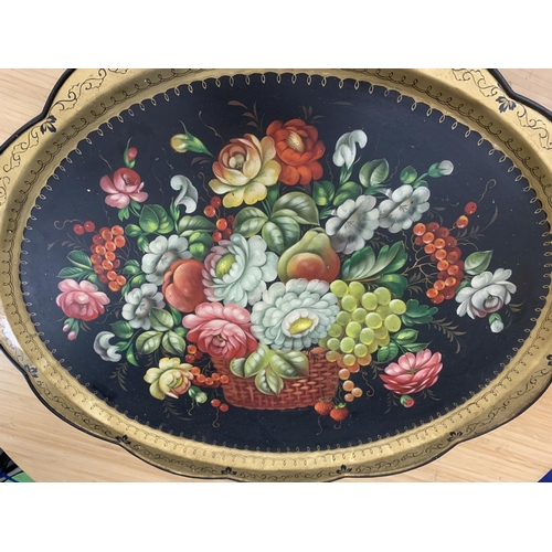 41 - A LARGE DECORATIVE TOLEWARE TRAY, PAINTED ON STEEL SIGNED