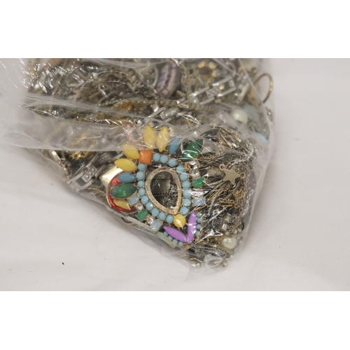 195 - A LARGE QUANTITY OF YELLOW AND WHITE METAL CHAINS ETC