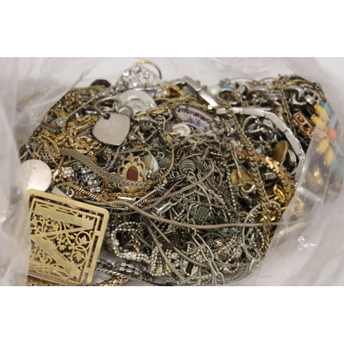 195 - A LARGE QUANTITY OF YELLOW AND WHITE METAL CHAINS ETC