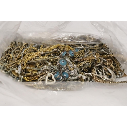 195 - A LARGE QUANTITY OF YELLOW AND WHITE METAL CHAINS ETC