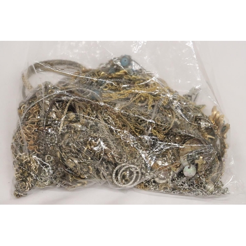 195 - A LARGE QUANTITY OF YELLOW AND WHITE METAL CHAINS ETC