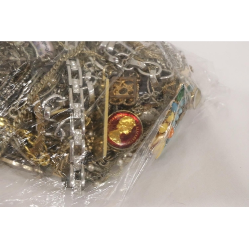 195 - A LARGE QUANTITY OF YELLOW AND WHITE METAL CHAINS ETC